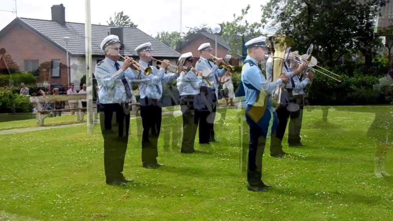 Midsommarfirande i Ekeby med Skromberga Blåsorkester och drillflickor.