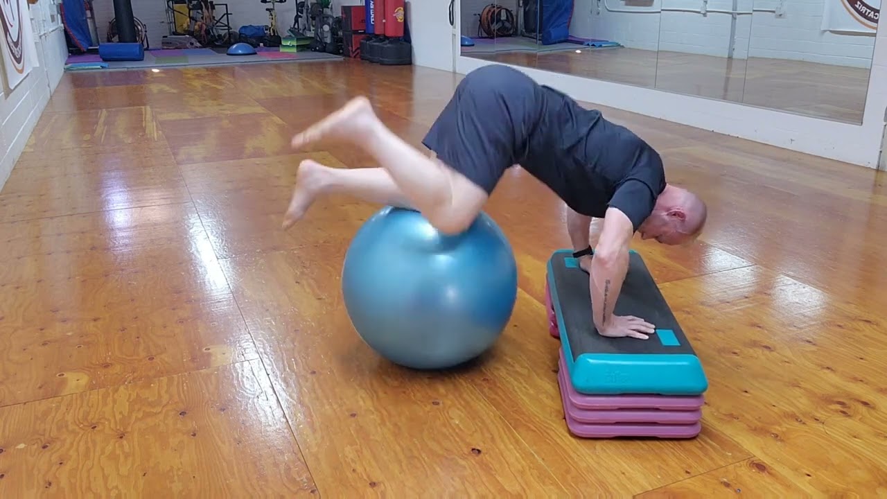 Swiss ball twists for Capoeira with Soquete. Develop Strength, stretch and mobility in Rotation.