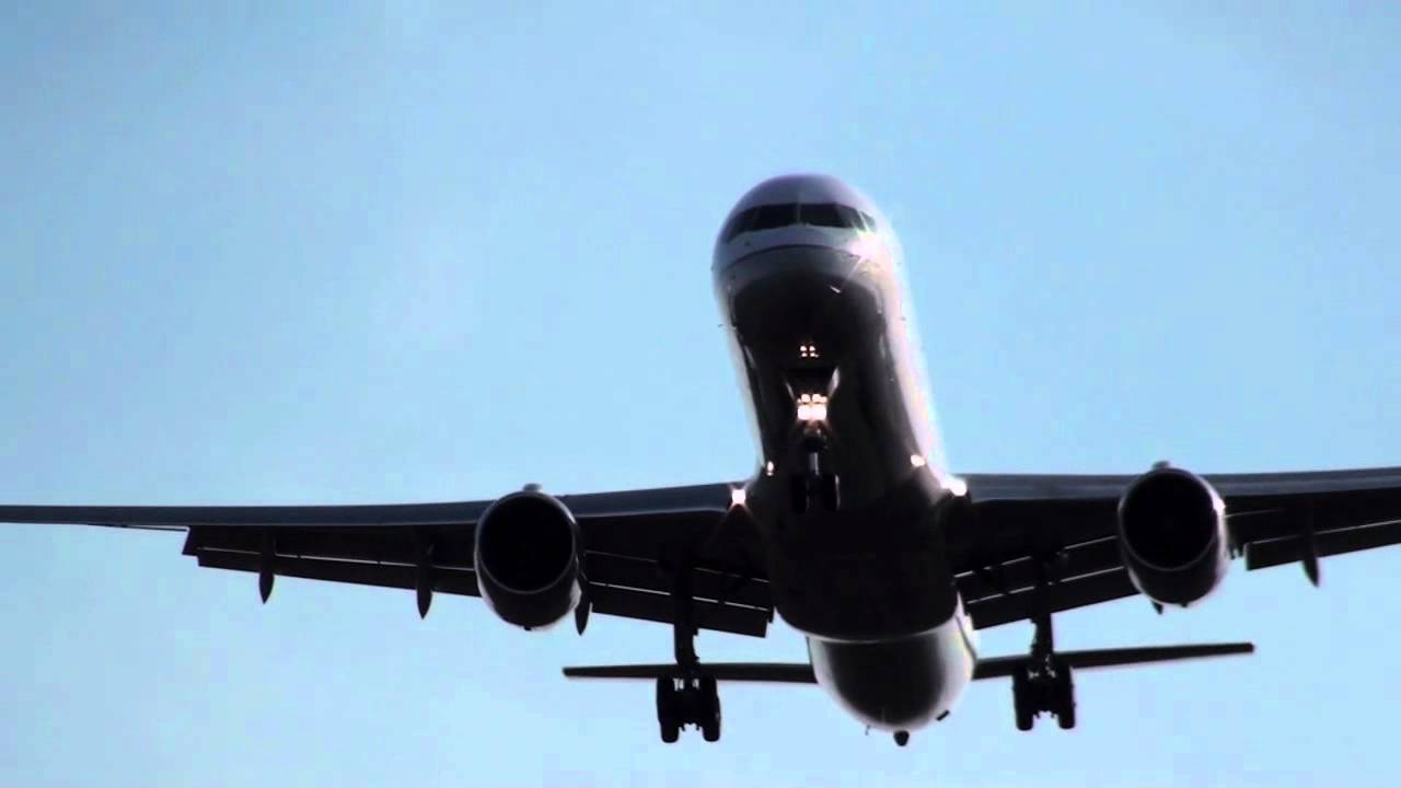 757 Loud Landing With Audible Wingtip Vortex Sounds