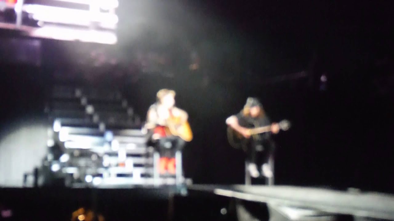 Justin Bieber Fall-Jaxon and Jazzy on stage.Cordoba Arg