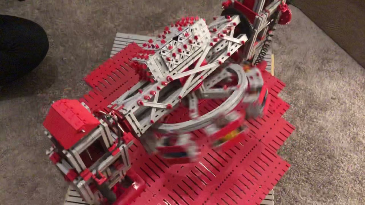 Fahrgeschäft „Transformer“ aus Fischertechnik nachgebaut.