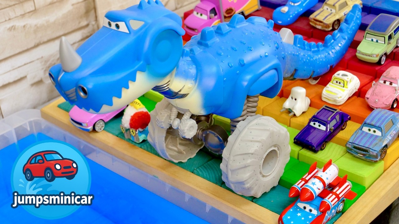 Cars Toys Rolling Down a Rainbow Ramp Into Blue Water♪