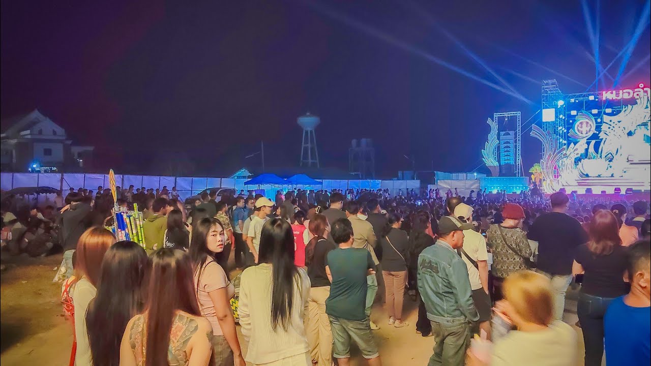บรรยากาศขๅยไส้กรอกยักษ์งานพระธาตุพนมจำลองห้วยเม็ก #ม้วนเดียวจบ