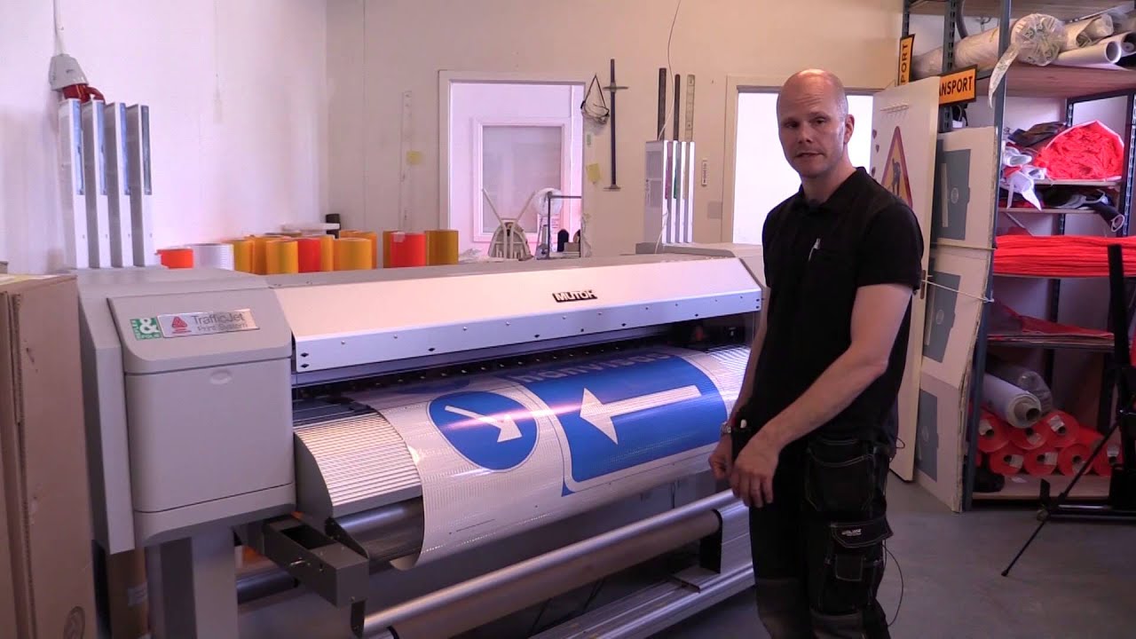 Making Signs with TrafficJet™: Flatbed Plotter Cutting Sign Faces