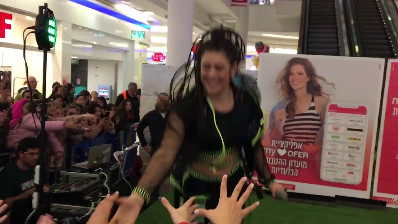 להקת פורמולה בהופעה קניון עופר נתניה - היא רק רוצה לרקוד