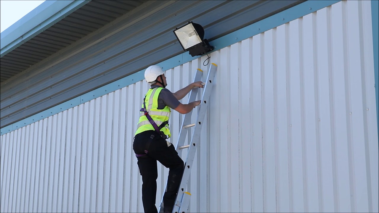 Level 1   Climbing Ladder and Attaching Cowstail