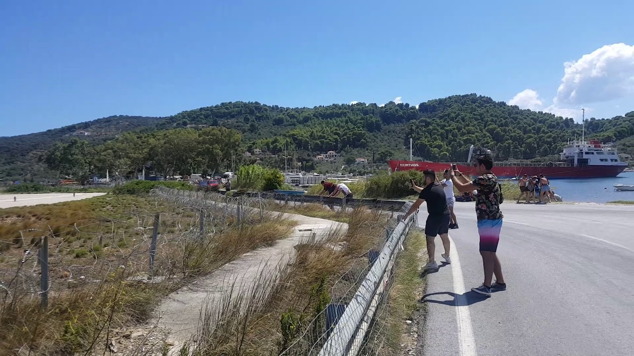 Skiathos airport 2018 JET BLAST VS. PEOPLE
