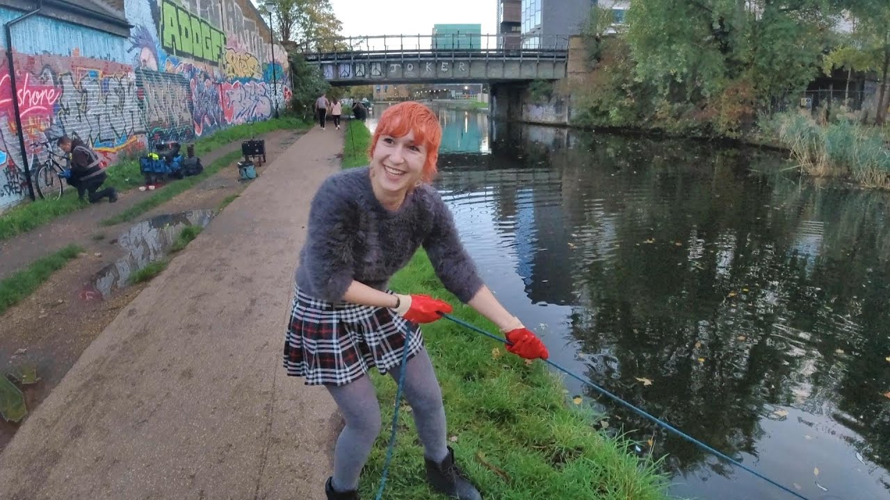 London magnet fishing A boater has a go at Mile End