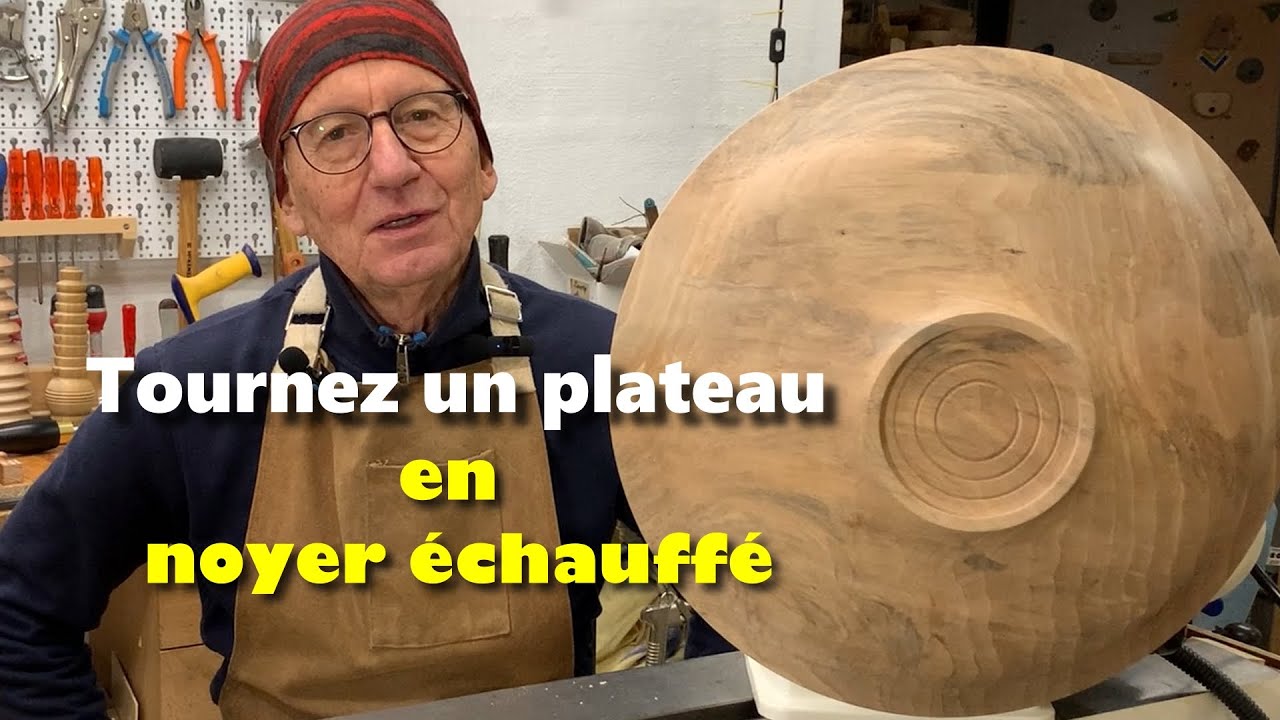 Tournez un plateau en noyer échauffé