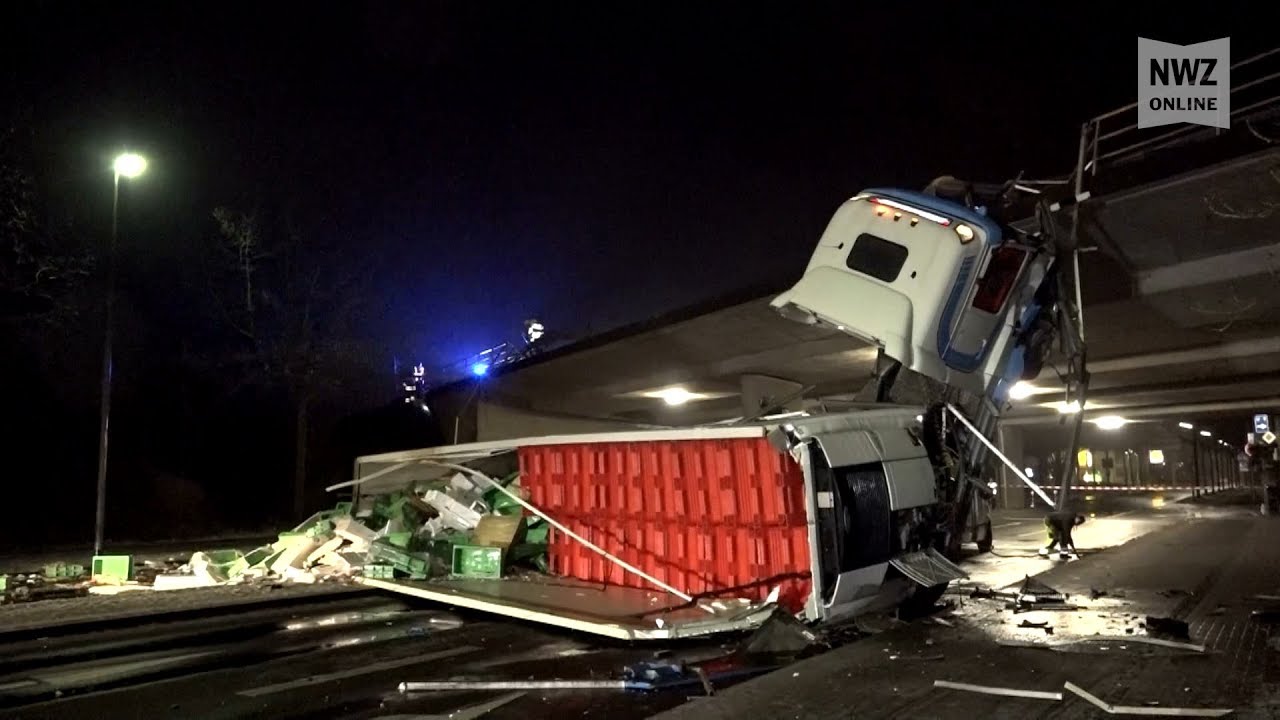 Spektakulärer Unfall: Fischlaster stürzt von Autobahnbrücke
