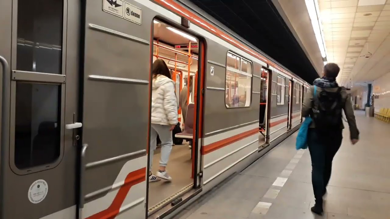 Metro B: Černý Most.