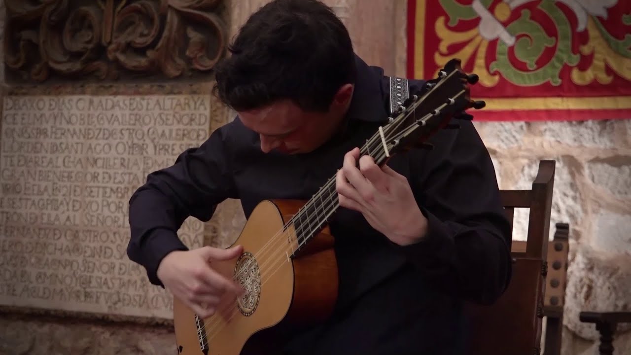 Caprice de Chacone by F. Corbetta, played on the baroque guitar by Adrián Blanco