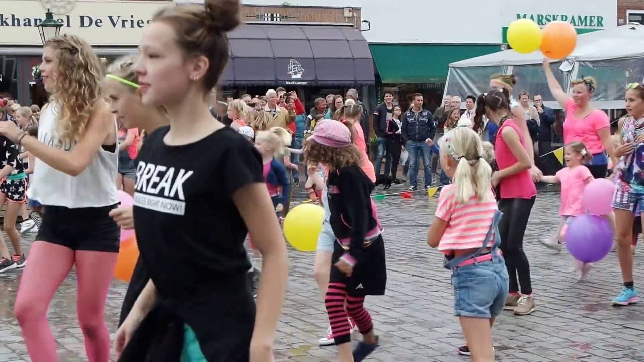 Flashmob dansers Elly Geelhoed op Havenplein Zierikzee