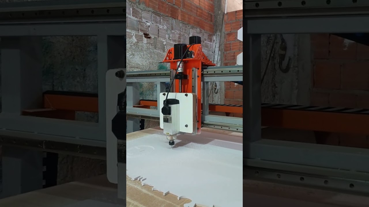 CNC CASEIRA ( BRUTA É ELA ) EIXOS GUIA DO Y POR BAIXO DA MESA DE SACRIFÍCIO. 