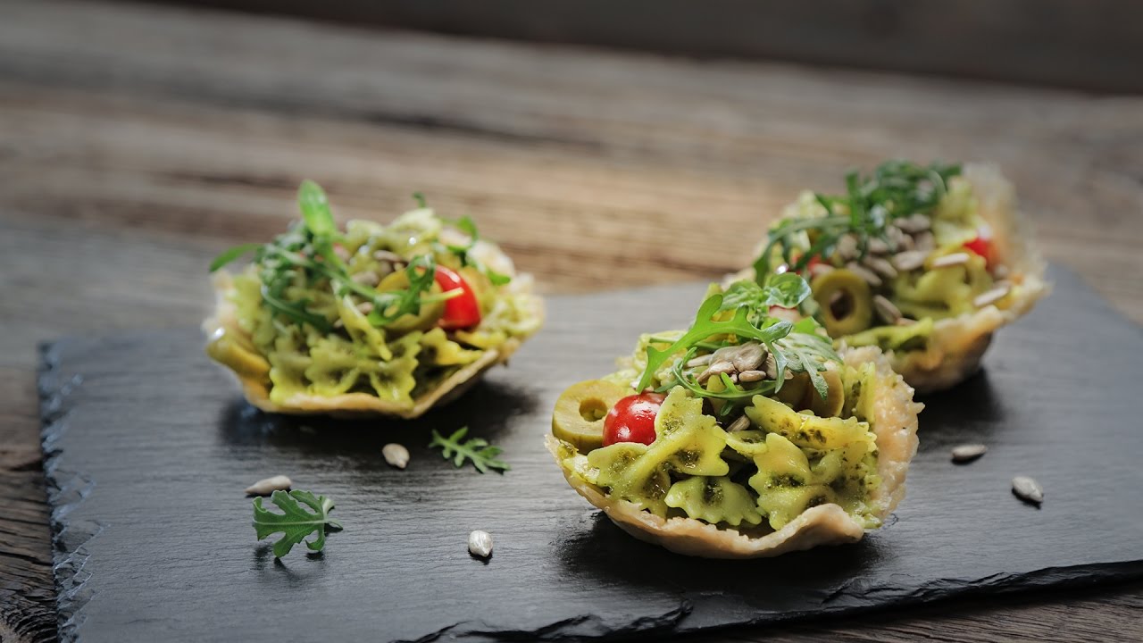 Parmesan-Körbchen mit Nudelsalat