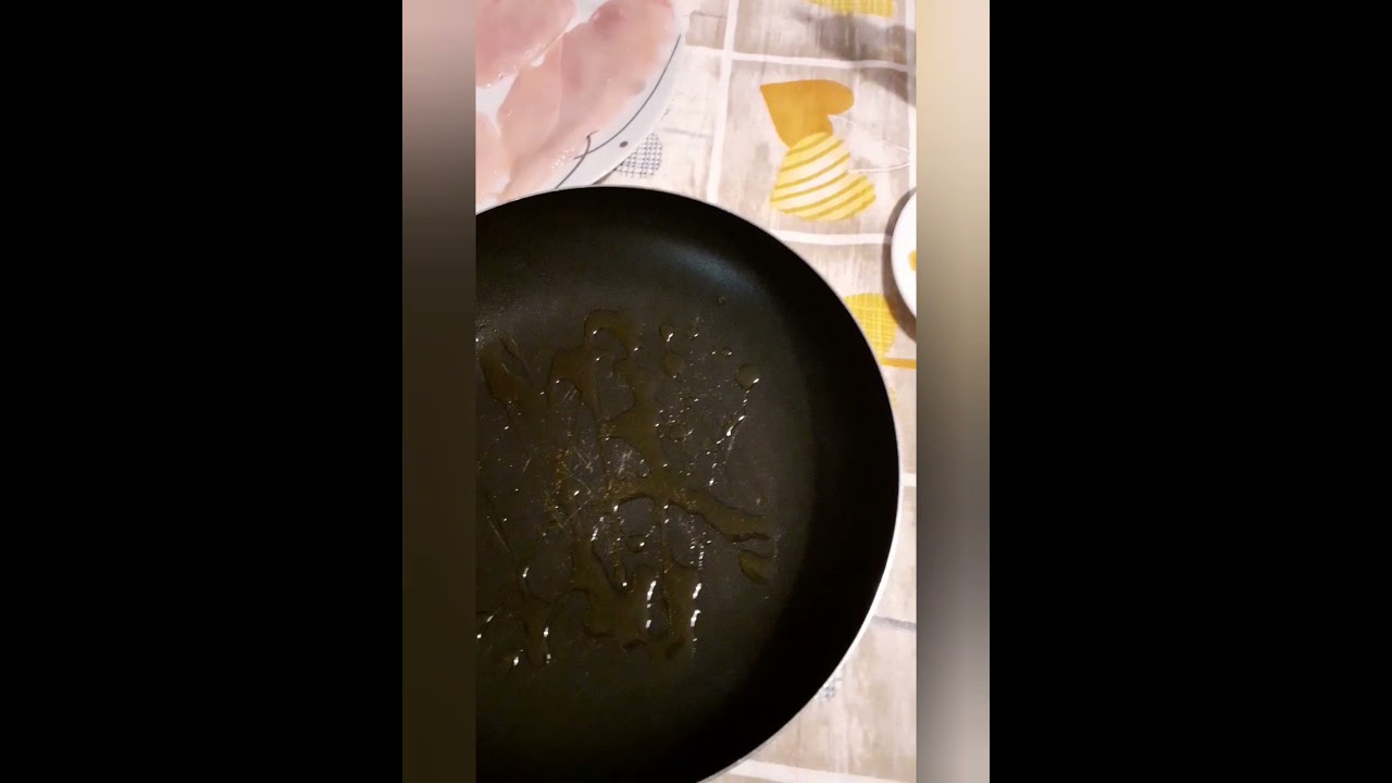 Fettina di pollo con pomodorini e contorno di zucchine e carote