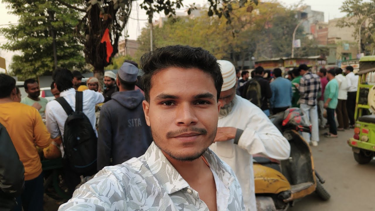 Samose ke liye itni lambi line 😲 #karansahvlogs  #travel 