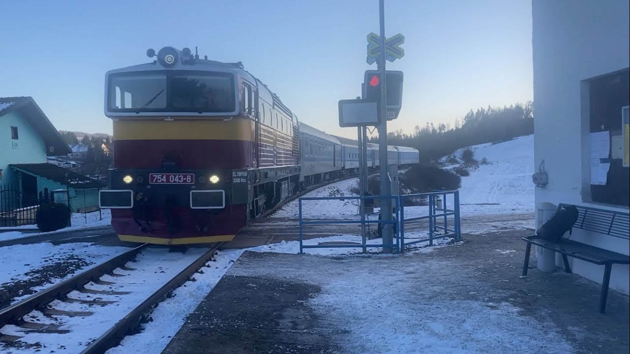 Locomotive CD 754 043 de passage à la gare de Bítovčice à destination de Jihlava 