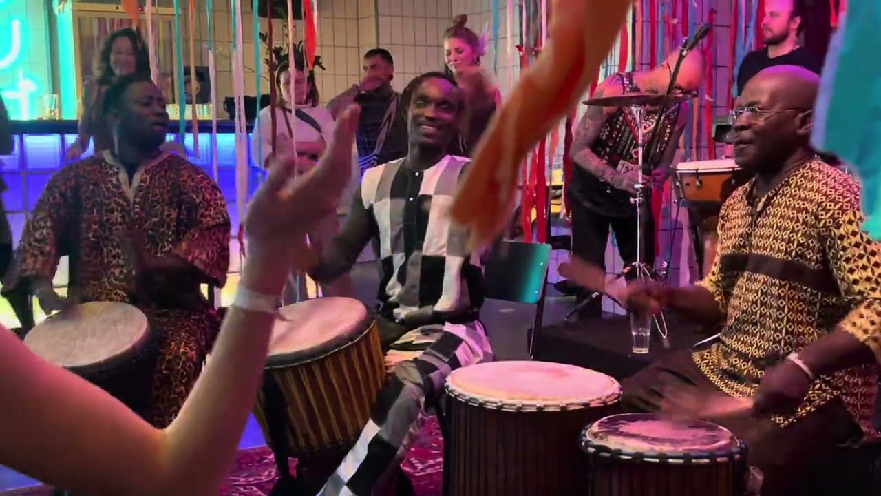 @7VibesJourney Nago Sene, Bay Mor, Alla Sene - vibing and drumming #djembelove #djembe #housemusic 