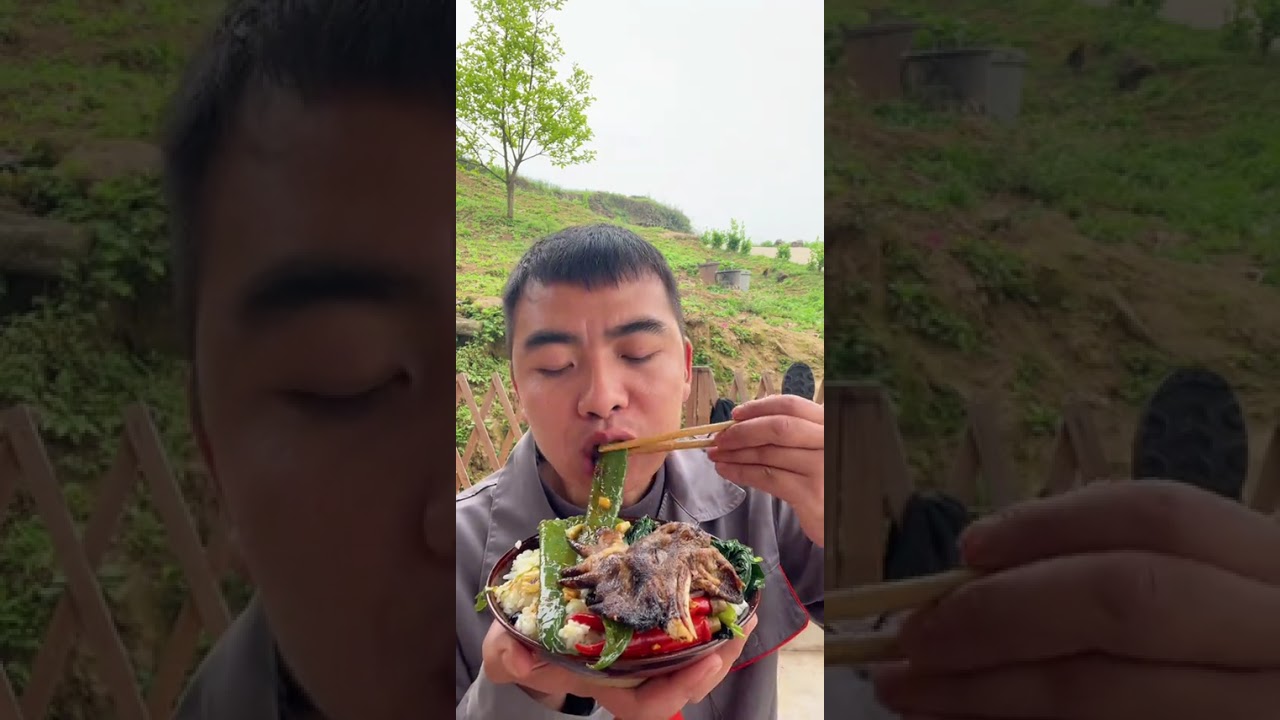 兄第姐妹们 吃饭了哦 家里没啥吃的 今天吃鸡肉 简简单单又是一餐#抖音美食推荐官 #农村美食 #记录我的农村生活 @DOU+小助手