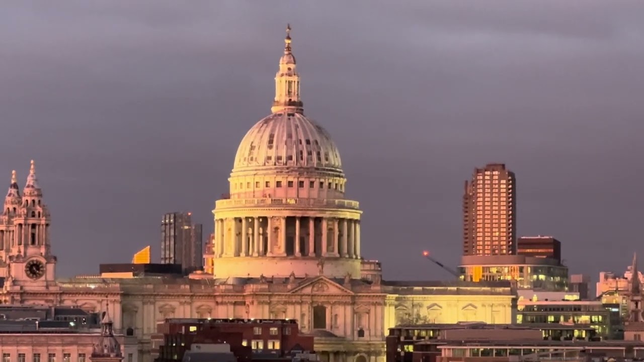 Last sunset of 2025 #sunset #london #stpaulscathedral #thames #city #cityoflondon #sky #dusk #view