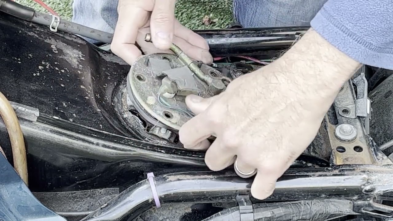 94 Honda GL1500 Goldwing  - Fuel Tank Inspection and Draining