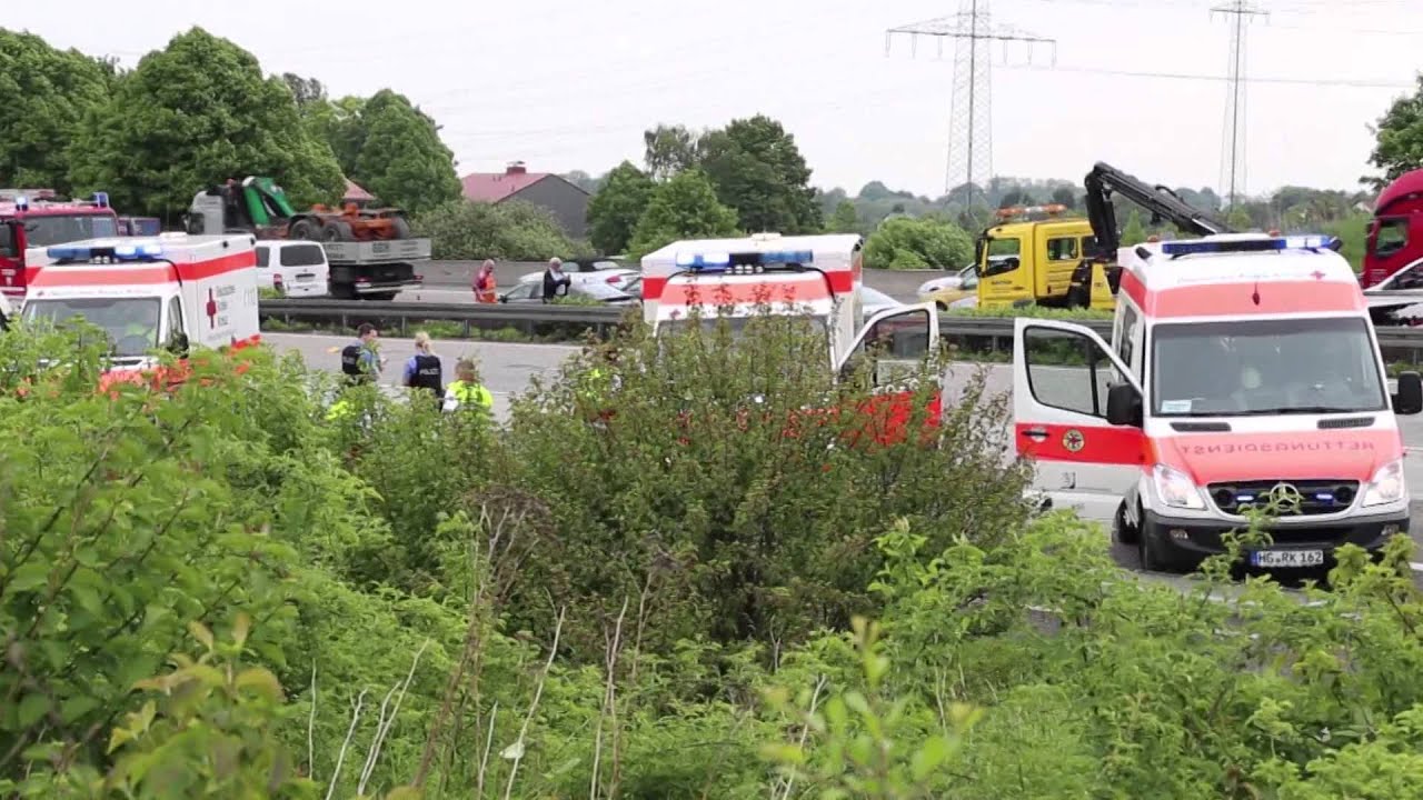 A5: Sattelschlepper durchbricht Mittelleitplanke
