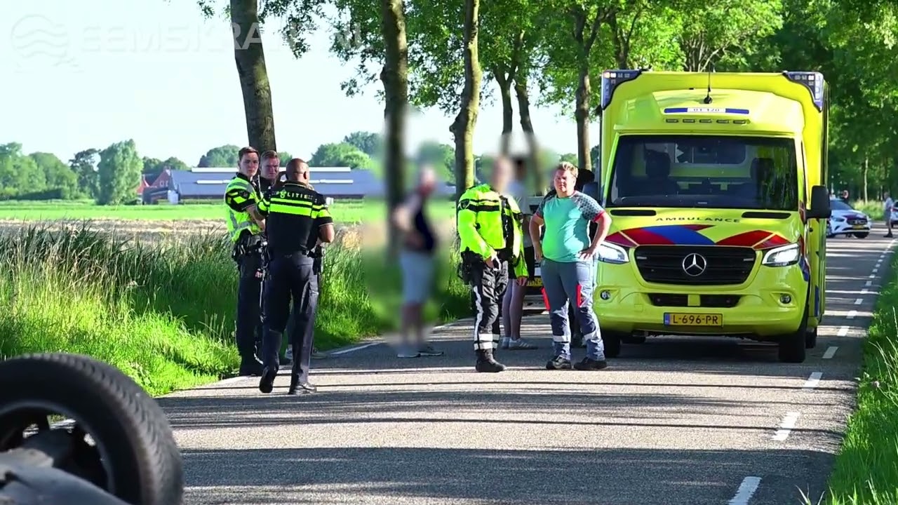 Auto op de kop bij eenzijdig ongeval op Bierumerweg bij Holwierde
