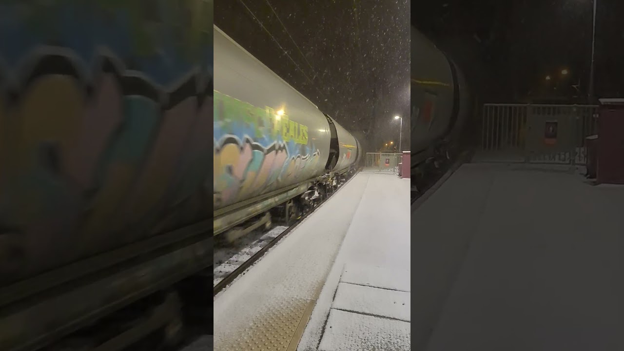 Passage sans arr&ecirc;t de BB 60000 Fret + Fret double traction en gare de Savigny-sur-Orge sous la neige