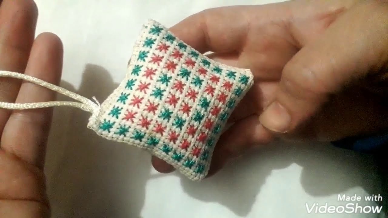 عمل ميدالية مطرزة  Work of an embroidered medallion