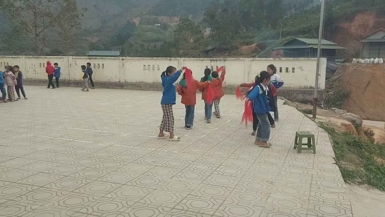 Cô trò chuẩn bị cho chợ tết quê em