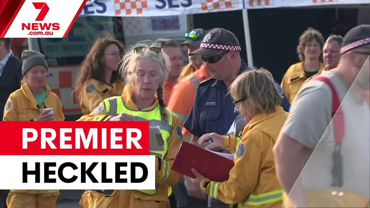 Premier heckled by furious locals in fire zone | 7NEWS