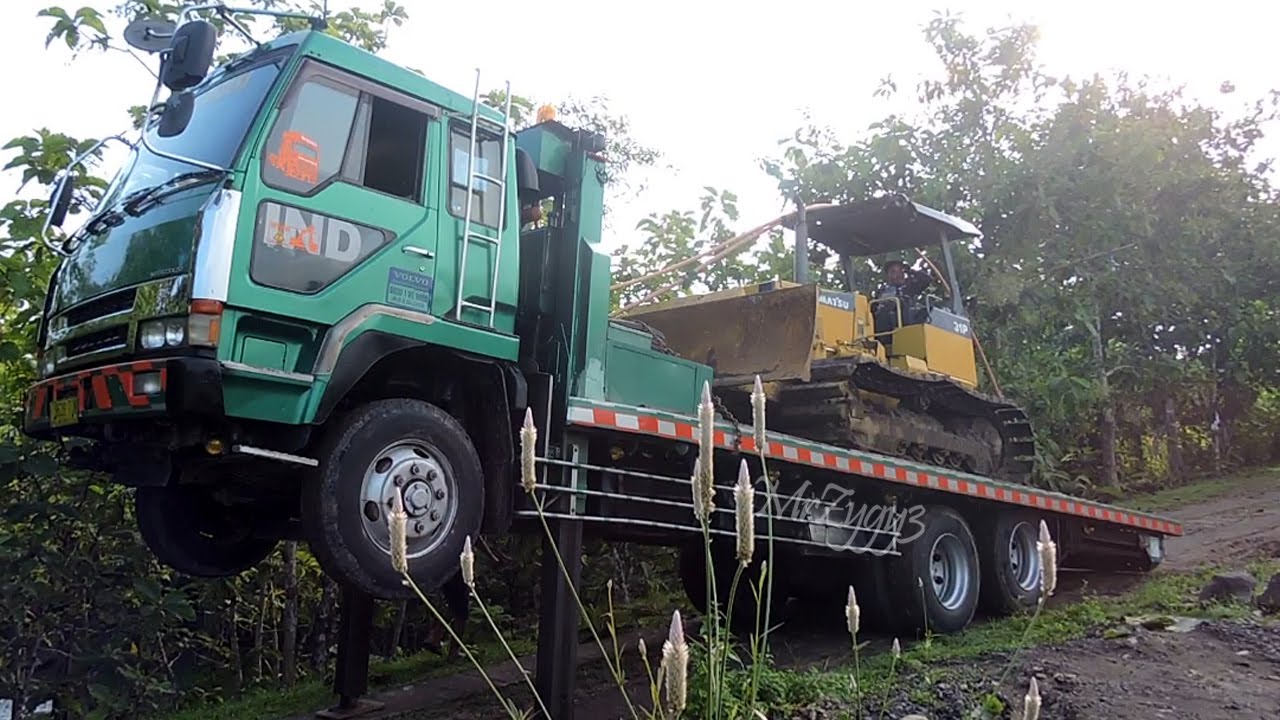 Fuso Self Loader Truck Delivering Bulldozer Komatsu D31P