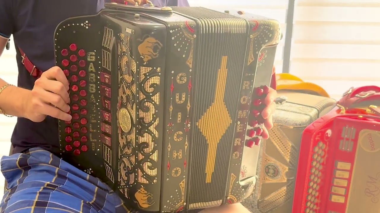 Mi Mejor Regalo - Los Intocables del Norte. Acordeon