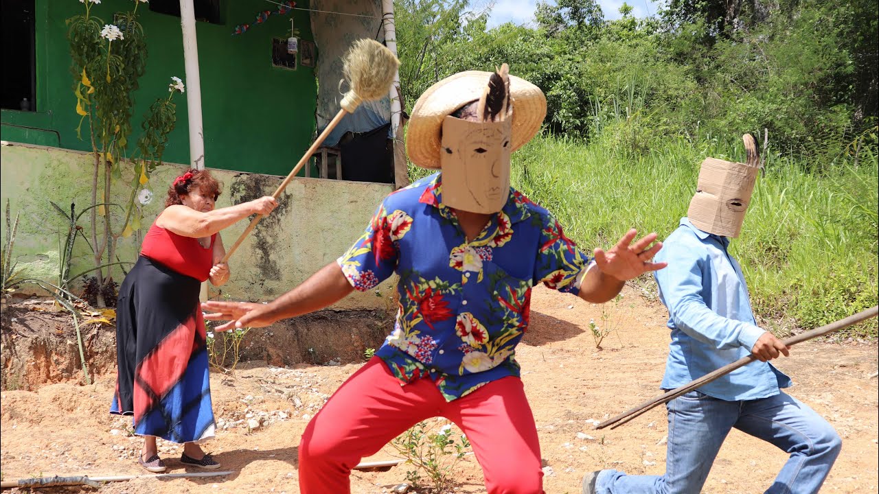 Seu Biu e Seu Chico brincam de Papangu no Carnaval