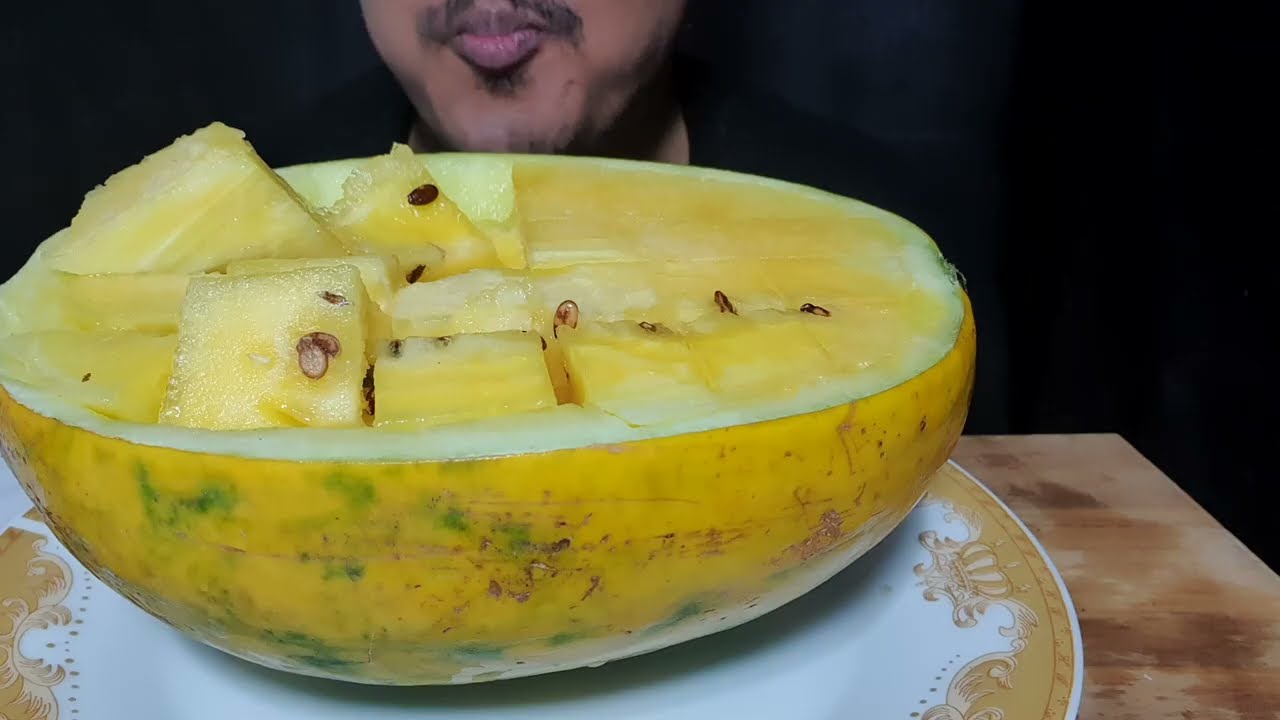 MUKBANG SEMANGKA KUNING MANIS PAS CUACA PANAS SANGAT MENYEGARKAN || ASMR