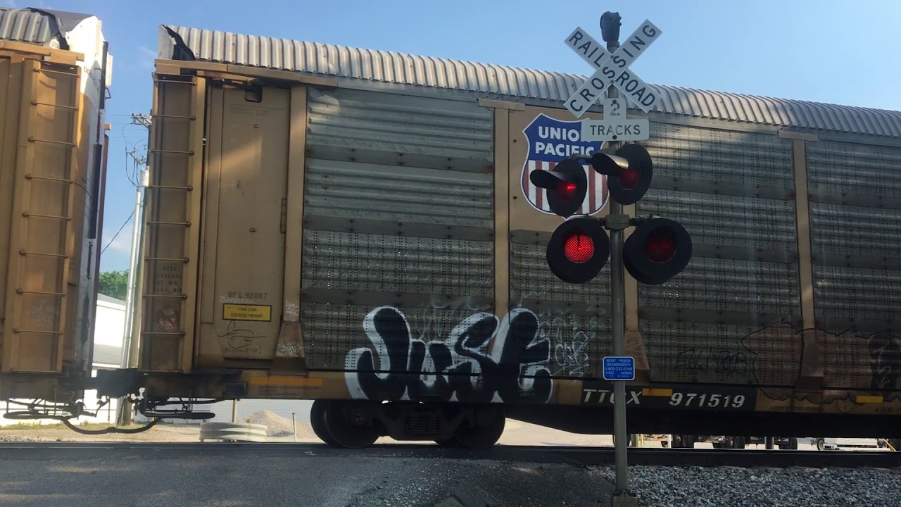 CSX Slow Autorack Train in Smiths Grove, Kentucky