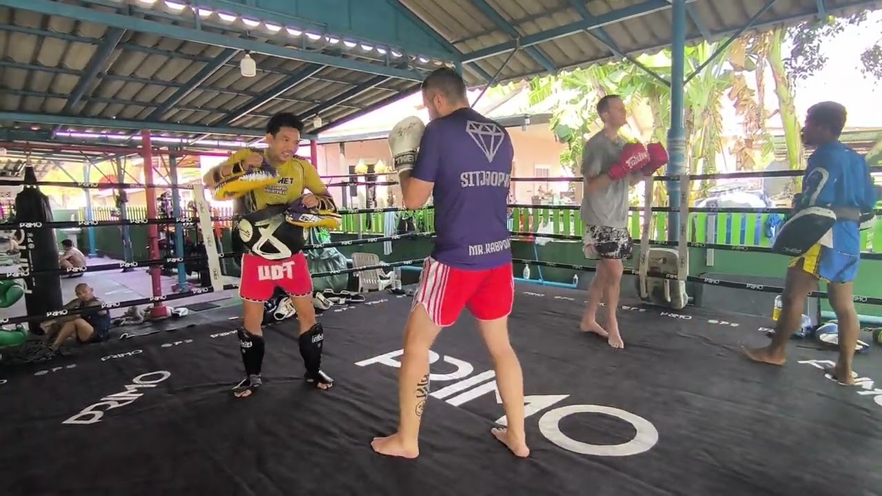 Sitjaopho Muay Thai, Kru Hinphet pads with Filip 🙏