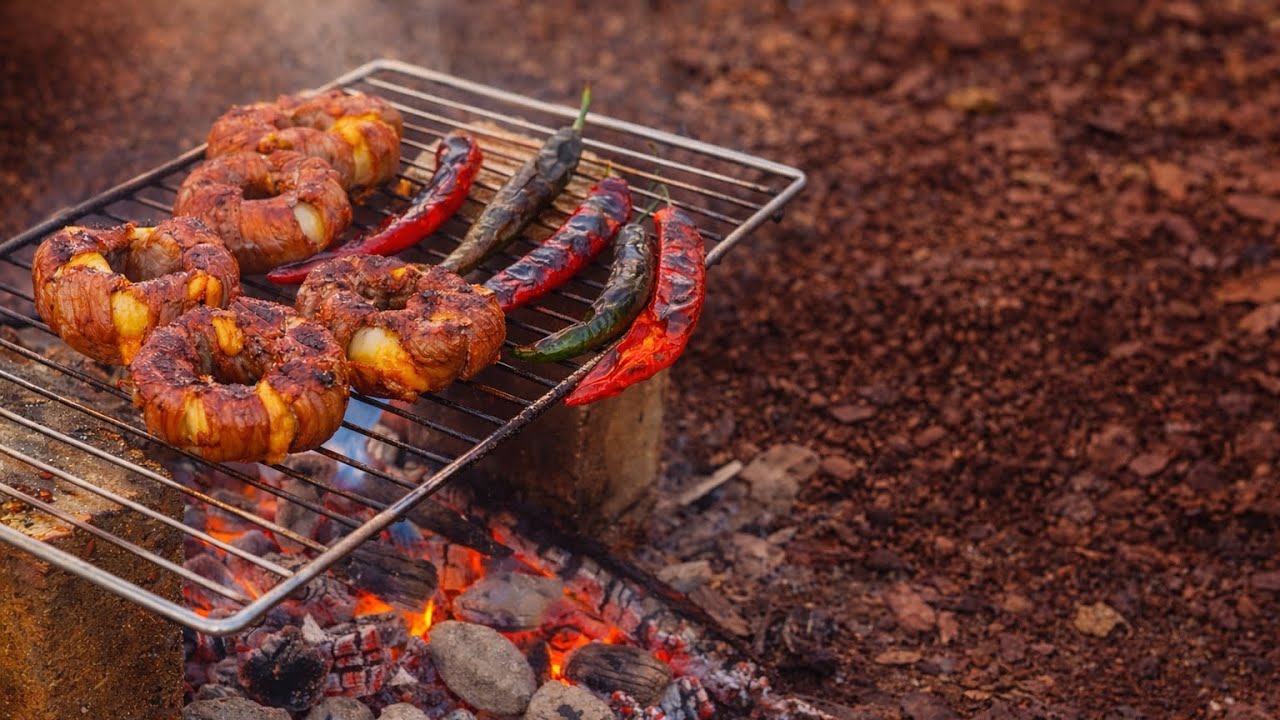 في الطبيعة \ بصل بالجبن ملفوف بشرائح اللحم على الفحم= ألذ وجبة في الطبيعة! 🌿🔥