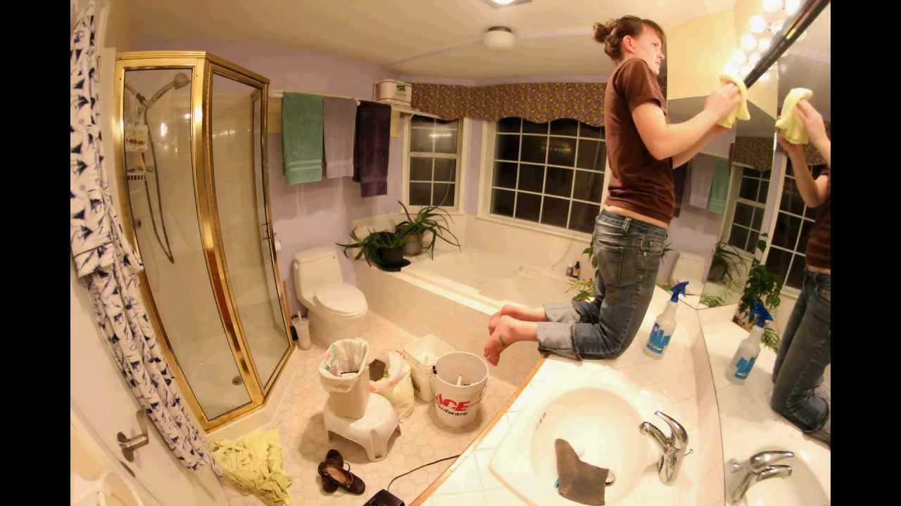 Cleaning a Bathroom - Time-Lapse