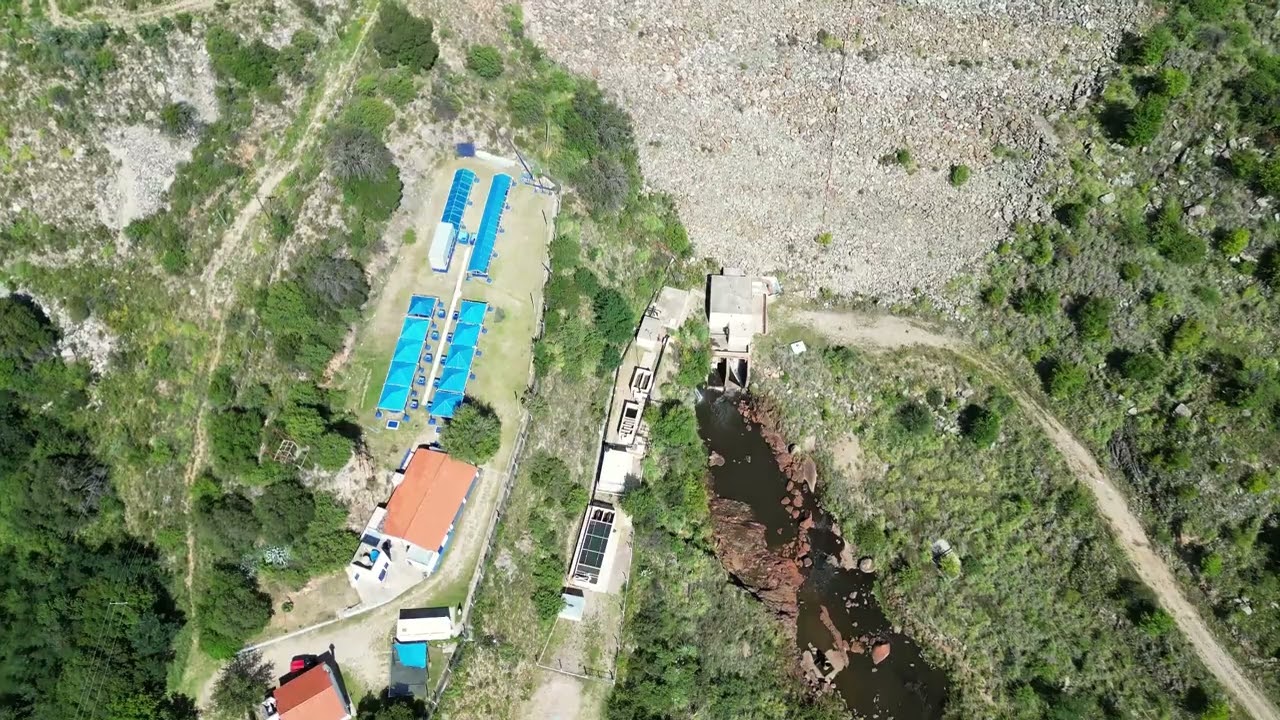Camino de acceso al dique A. E. Agüero y tomas del muro de contención