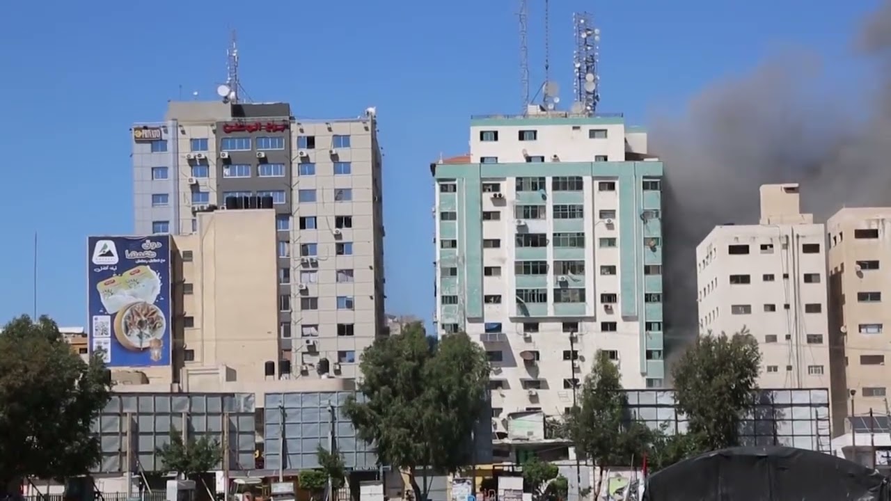 Horrific explosion. Watch how the building is destroyed by a bomb.