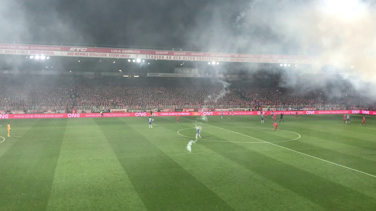 SPIELUNTERBRECHUNG WEGEN PYRO 1. FC Union Berlin  Hertha BSC Berlin Beginn 2. HZ Pyros Raketen Rauch