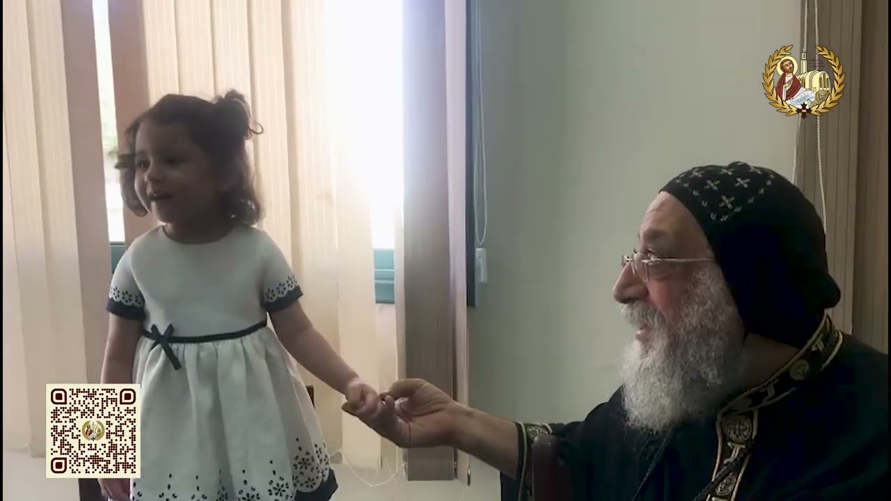 قداسة البابا تواضروس الثاني يداعب الأطفال