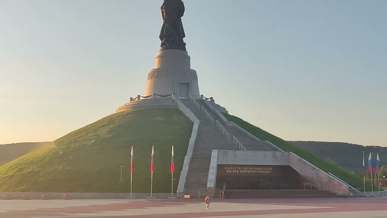Прогулка по Кемерово: Кузбасс-Арена, Московская площадь, памятник Воину-освободителю