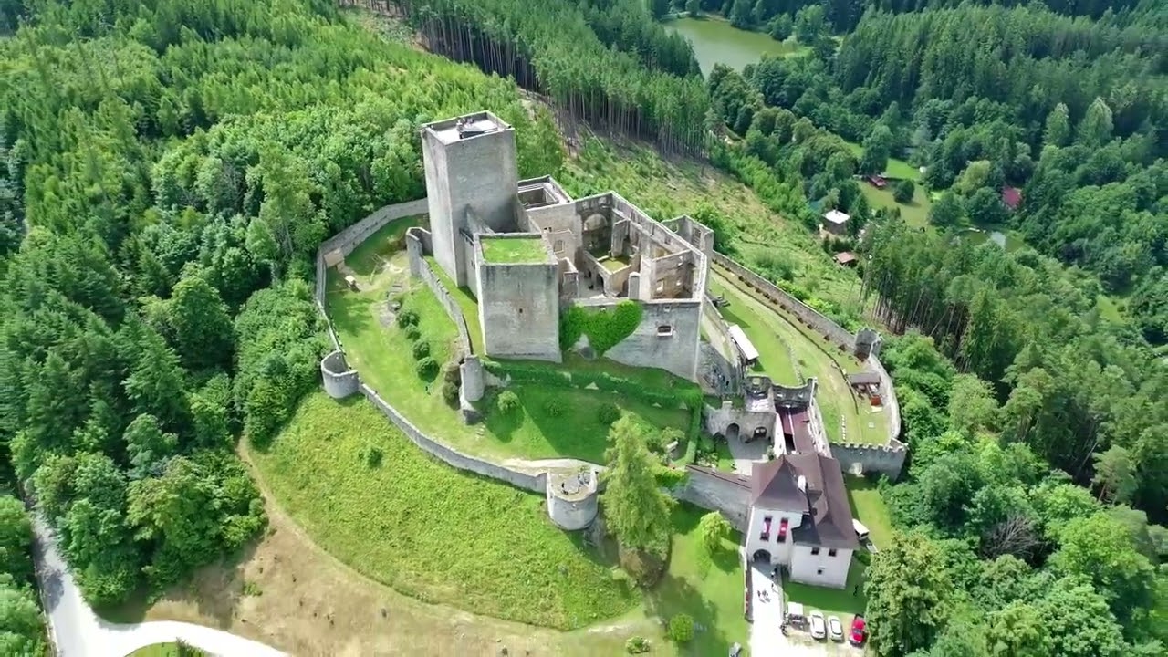 Hrad Land&scaron;tejn dronem Potensic Atom 2