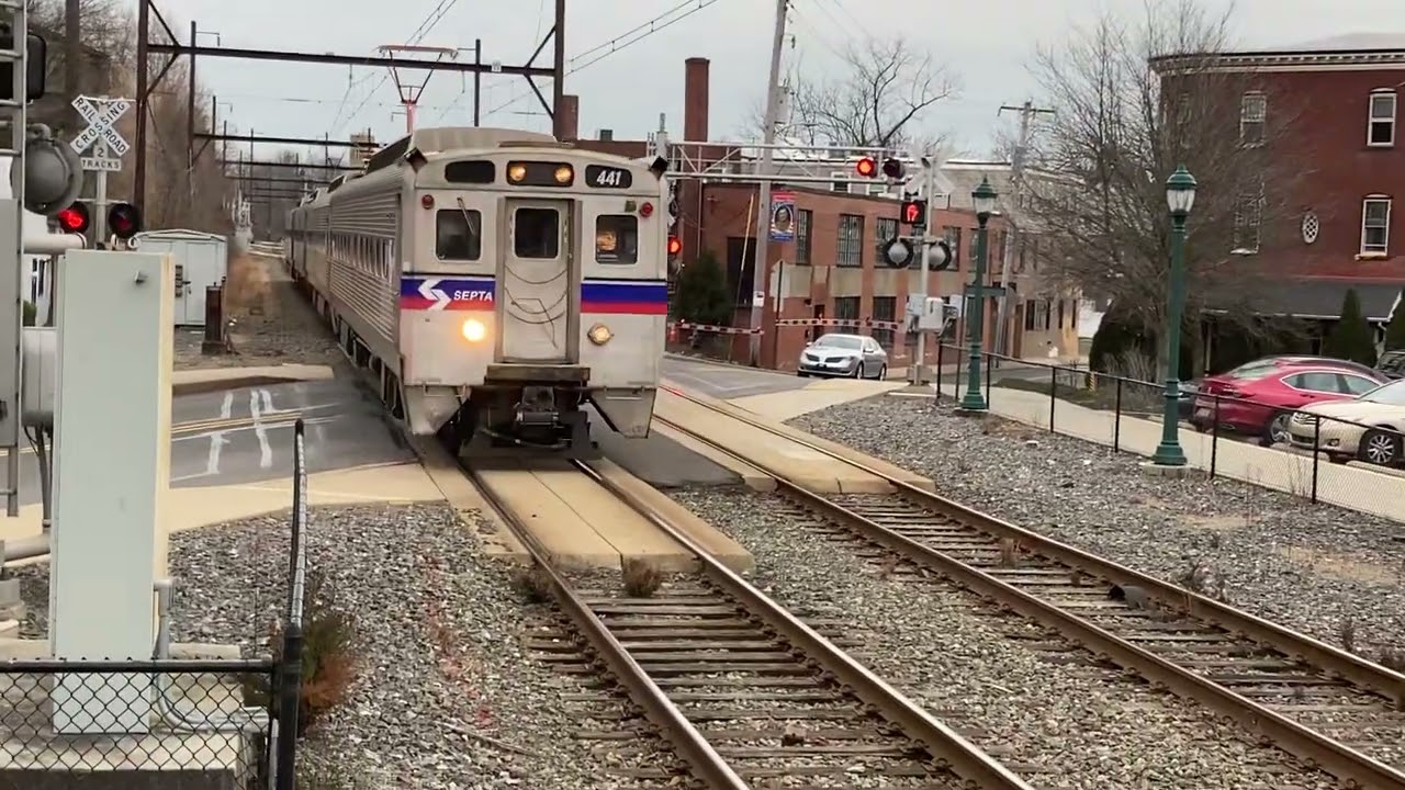 Train Meet: 2 SEPTA Silverliner IV’s Passing North Wales Station 2/12/23 With ​⁠@sepa2401