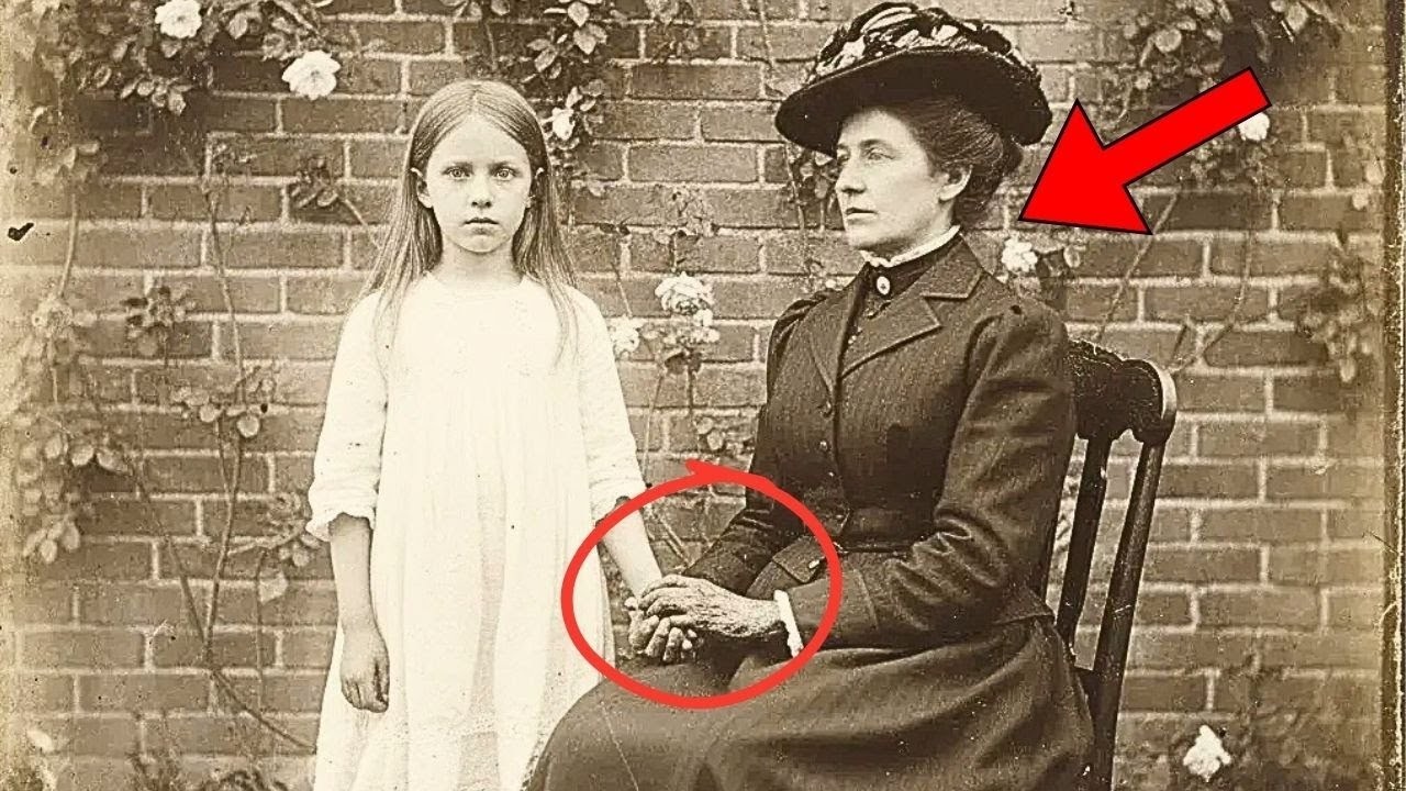 Эта фотография 1899 года, на которой изображены девушка и женщина, держащиеся за руки, казалась с...