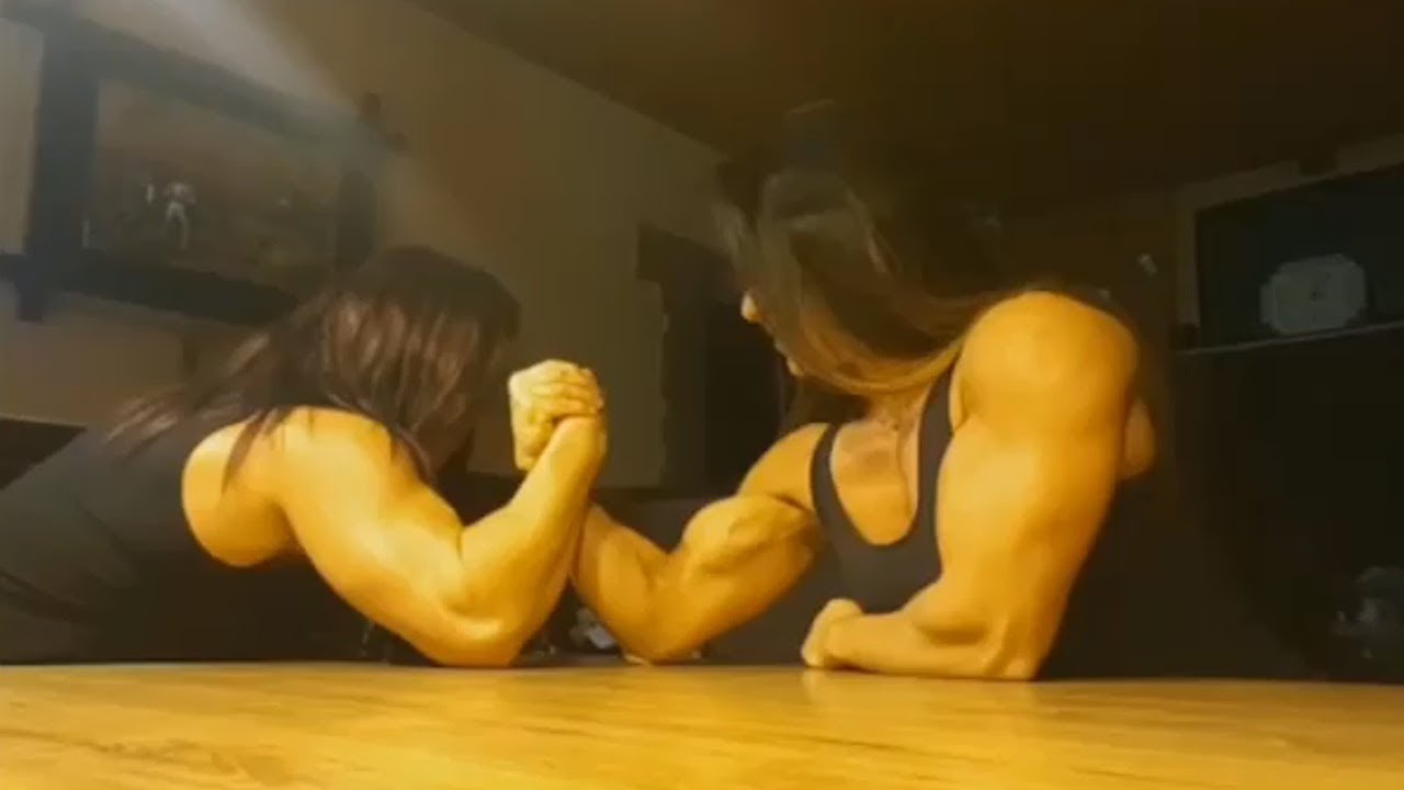 Muscle ladies armwrestling -  Renáta Hronová vs Marie Bouchalová