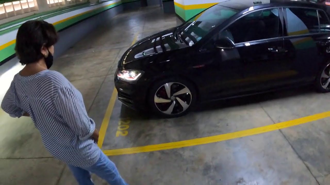 ELA PREFERIU O GOLF GTI